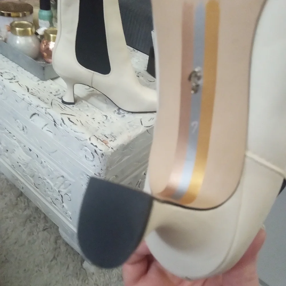 🆕⭐Sam Edelman winter white leather booties